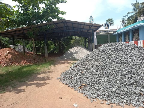 தஞ்சாவூர் மாவட்டம் பட்டுக்கோட்டை அருகே மன்னங்காட்டில் கோயில் அருகில் தற்காலிகமாக செயல்படும் நேரடி நெல் கொள்முதல் நிலைய கட்டிடம்.