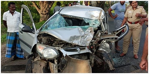 திருவண்ணாமலை மாவட்டம் போளூர் அருகே விபத்தில் சிக்கி உருகுலைந்த கார்.