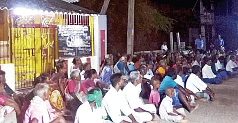 பரந்தூர் விமான நிலையத்துக்கு எதிர்ப்பு தெரிவித்து நேற்று முன்தினம் இரவு போராட்டத்தில் ஈடுபட்ட பொதுமக்கள்.
