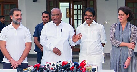 புதுடெல்லியில் நடந்த செய்தியாளர்கள் சந்திப்பில் காங்கிரஸ் தலைவர் மல்லிகார்ஜுன் கார்கே, ராகுல் காந்தி, பிரியங்கா காந்தி உள்ளிட்டோர்.