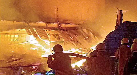 பர்கூர் ஜெகதேவி சாலையில் உள்ள தனியார் திருமண மண்டபத்தில் செயல்பட்ட ஜவுளி மொத்த விற்பனை கடையில் ஏற்பட்ட தீயை தண்ணீரைப் பீய்ச்சி அடித்து கட்டுப்படுத்தும் பணியில் ஈடுபட்ட தீயணைப்பு வீரர்கள்.