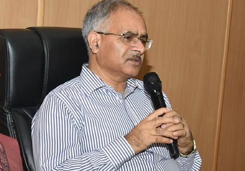 ஆங்கில வழிப் பள்ளிகள் மீதான மோகம் என்பது தற்கொலைக்கு நிகரானது: என்சிஇஆர்டி தலைவர்