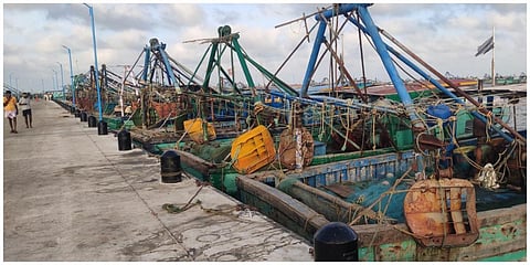 ராமேசுவரம் மீன்பிடி துறைமுகத்தில் நிறுத்தி வைக்கப்பட்டிருந்த விசைப்படகுகள்