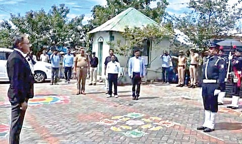 குன்னூரில் நடைபெற்ற, சட்டத்துக்குப் புறம்பான நடவடிக்கைகள் தடுப்பு தீர்ப்பாய அமர்வில் பங்கேற்ற டெல்லி உயர் நீதிமன்ற நீதிபதி புருசைந்திர குமார் கவுரவ், காவல் துறை அணிவகுப்பு மரியாதையை ஏற்றுக்கொண்டார்.