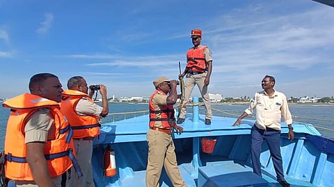 புதுச்சேரி | சுற்றுலா, மீன்பிடி படகுகளில் பாதுகாப்பு ஒத்திகை - என்ன ஆனது ரூ.2 கோடி ரோந்துப் படகு?