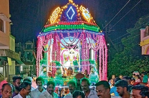 காரைக்காலில் நேற்று இரவு நடைபெற்ற பரமதத்தர் மாப்பிள்ளை அழைப்பு ஊர்வலம். படம்: வீ.தமிழன்பன்