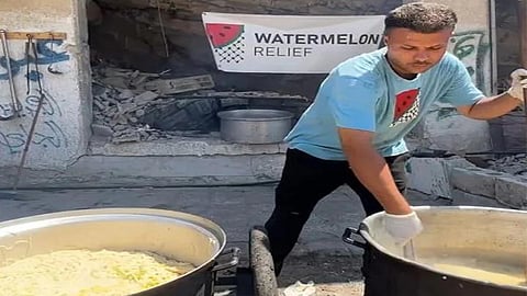 காசா குழந்தைகளுக்கு உணவளிக்கும் ஃபுட் பிளாகரின் உன்னத செயல்!