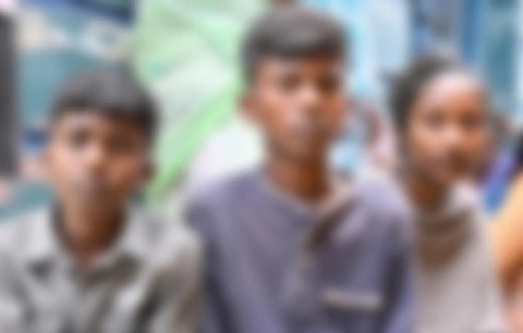 கள்ளச் சாராயத்துக்கு தாயையும் தந்தையையும் இழந்து வாடும் கருணாபுரத்தின் கோகிலா (16), ஹரீஷ் (15), ராகவன் (14) | படம்: எஸ்.எஸ்.குமார்