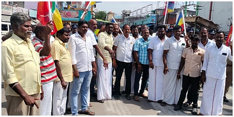 கள்ளக்குறிச்சி நான்குமுனை சந்திப்பில் ஆர்ப்பாட்டத்தில் ஈடுபட்ட பாமகவினர்