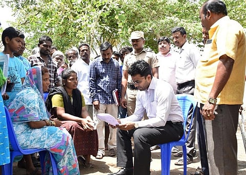 மெத்தனால் அருந்தி உயிரிழந்த மாடூரைச் சேர்ந்தவர்களின் குடும்பத்தினரை சந்தித்து அரசின் இதர திட்ட மூலம் வீடு வழங்கும் திட்டம் குறித்து ஆய்வு செய்யும் ஆட்சியர் எம்.எஸ்.பிரசாந்த்