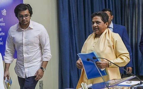 மருமகன் ஆகாஷ் ஆனந்தை மீண்டும் தனது அரசியல் வாரிசாக அறிவித்தார் மாயாவதி