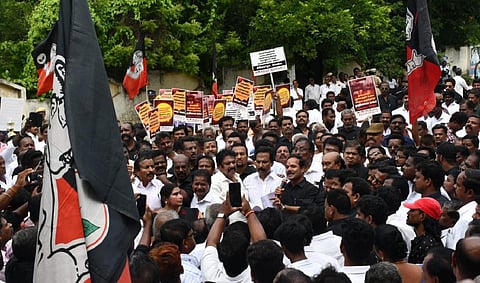 திருச்சி மாவட்ட ஆட்சியர் அலுவலகம் அருகில் அதிமுக சார்பில் நடைபெற்ற ஆர்ப்பாட்டத்தில் பங்கேற்றவர்கள்