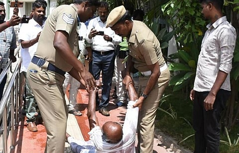 கோவை ஆட்சியர் அலுவலகத்தில் முதியவர் தற்கொலை முயற்சி