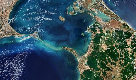 ஐரோப்பிய விண்வெளி ஆய்வு மையம் வெளியிட்ட தனுஷ்கோடி தலைமன்னார் இடையேயான ராமர் பாலம் செயற்கை கோள் புகைப்படம்.