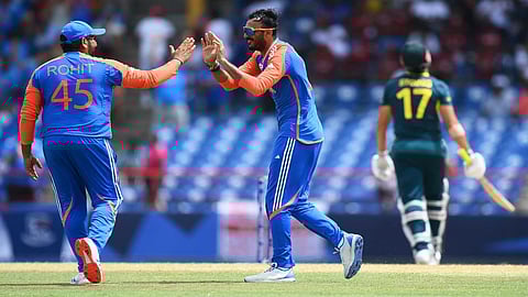 கேப்டன் ரோகித் சர்மா மற்றும் அக்சர் படேல்