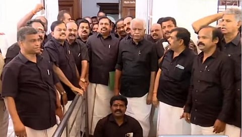 சட்டப்பேரவையில் அமளி: அதிமுக உறுப்பினர்கள் நடப்பு கூட்டத்தொடர் முழுவதும் சஸ்பெண்ட்