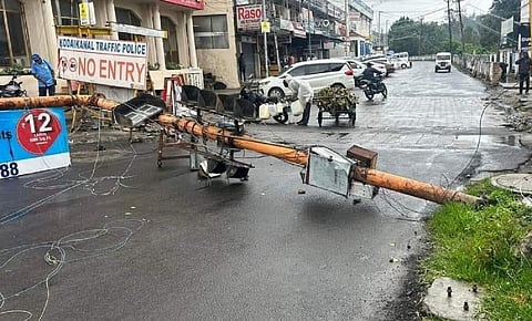 கொடைக்கானலில் போக்குவரத்து சிக்னல் சரிந்து விழுந்து ஒருவர் உயிரிழப்பு