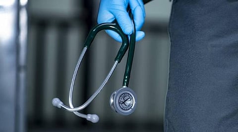 ஓய்வுபெற்ற மருத்துவர்கள் மீண்டும் நியமனம்; மருத்துவ கல்வி - ஆராய்ச்சி இயக்குநரகம் முற்றுகை: மருத்துவர்கள் போராட்டம்