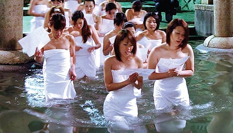 விநோதக் கொண்டாட்டம் | ஆண்களை அழைக்கும் அதிர்ஷ்டம்!