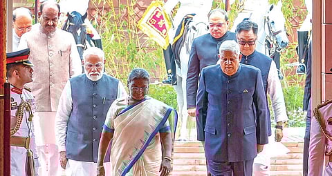 நாடாளுமன்ற கூட்டுக் கூட்டத்தில் உரையாற்ற குடியரசுத் தலைவர் திரவுபதி
முர்முவை , குடியரசு துணைத் தலைவர் ஜெகதீப் தன்கர், மக்களவைத் தலைவர்
ஓம் பிர்லா , பிரதமர் மோடி ஆகியோர் நேற்று அழைத்து வந்தனர். படம்: பிடிஐ