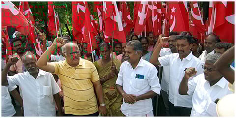 கொள்ளிடம் ஆற்றில் கழிவு நீர் கலப்பதைத் தடுக்கக் கோரி மார்க்சிஸ்ட கம்யூனிஸ்ட் கட்சியின் சார்பில் மறியல் போராட்டம் நடைபெற்றது.