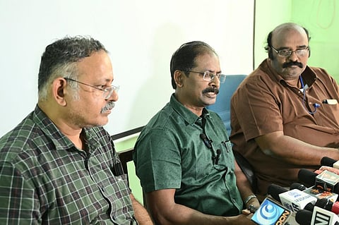 தூத்துக்குடி அரசு மருத்துவக் கல்லூரி மருத்துவமனை தோல் மருத்துவத்துறை தலைவர் தே.ததேயுஸ் உடன் மருத்துவ கண்காணிப்பாளர் பத்மநாபன் மற்றும் உறைவிட மருத்துவ அலுவலர் சைலஸ் ஜெயமணி. | படம்: என்.ராஜேஷ்