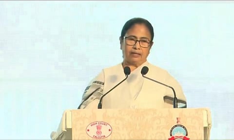 கொல்கத்தாவில் நடைபெற்ற நீதித்துறை மாநாட்டில் உரையாற்றிய மம்தா பானர்ஜி