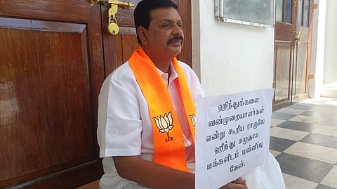 ராகுல் மன்னிப்பு கேட்க கோரி புதுச்சேரி சட்டப்பேரவை வளாகத்தில் பாஜக எம்எல்ஏ போராட்டம்