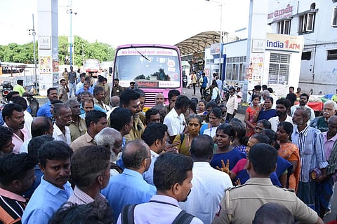 தஞ்சாவூரில் இன்று காலை பழைய பேருந்து நிலையம் முன்பாக சாலை மறியலில் ஈடுபட்ட பெண்கள். படங்கள். ஆர். வெங்கடேஷ்.