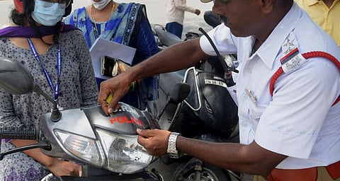 நம்பர் பிளேட்டுகளில் ஸ்டிக்கர் ஒட்ட தடை அமல்படுத்தியது குறித்து அறிக்கை தாக்கல் செய்ய சென்னை ஐகோர்ட் உத்தரவு