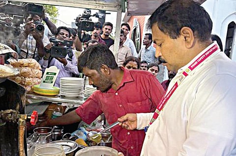 சென்னை மெரினா கடற்கரையில் உள்ள பானி பூரி கடைகளில் சோதனை நடத்திய உணவு பாதுகாப்பு துறை அதிகாரி சதீஷ்குமார்.