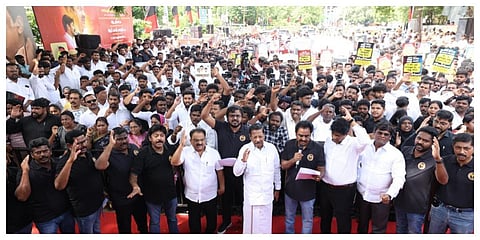 நீட் தேர்வுக்கு எதிராக திமுக மாணவரணி சார்பில் சென்னை வள்ளுவர் கோட்டத்தில் கண்டன ஆர்ப்பாட்டம் நடைபெற்றது. | படம்: ம.பிரபு
