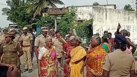 காஞ்சிபுரம் பரந்தூர் விமான நிலையத்திட்டத்தை கைவிடக்கோரி ஏகனாபுரத்தில் போராட்டத்தில் ஈடுபட்ட போராட்டக் குழுவினர்.