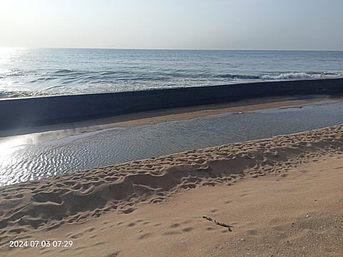 பழவேற்காடு அருகே கருங்காலி பகுதியில் கடல் சீற்றத்தால் சாலையில் பெருக்கெடுத்து ஓடும் மணல் கலந்த கடல் நீரால் போக்குவரத்து பாதிப்பு ஏற்பட்டுள்ளது.