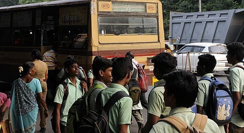 இலவச பேருந்து பயண அட்டைக்கு எமிஸ் தளத்தில் விண்ணப்பிக்கலாம்: பள்ளிக் கல்வித் துறை நடவடிக்கை