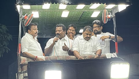 விக்கிரவாண்டி தொகுதிகுட்பட்ட வாழப்பட்டு கிராமத்தில் காங்கிரஸ் தலைவர் செல்வ பெருந்தகை பேசுகிறார்.