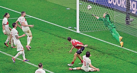 யூரோ கோப்பை கால்பந்து தொடரில் ஆஸ்திரியாவின் கிறிஸ்டோப் பாம்கார்ட்னர் தலையால் முட்டிய பந்தை கோல் விழவிடாமல் தடுக்கிறார் துருக்கி கோல் கீப்பர் மெர்ட் குனோக். படம்: ஏஎப்பி