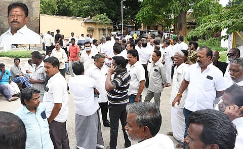 சேலத்தில் அதிமுக முன்னாள் மண்டலக் குழு தலைவர் கொலை: அதிமுகவினர் சாலை மறியலால் பதற்றம்