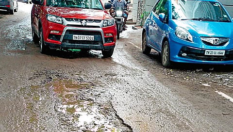 உயிர் பலி வாங்க காத்திருக்கும் பாலவாக்கம் - கொட்டிவாக்கம் உட்புற சாலை!