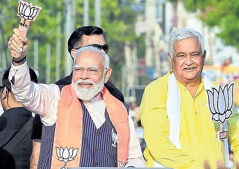 தேர்தல் பிரச்சாரத்தின்போது பிரதமர் மோடியுடன் கிரோடி லால் மீனா