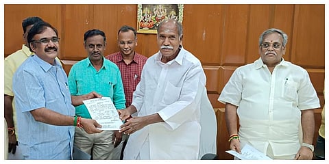 போக்குவரத்து தொழிலாளர்களுக்கான ஊதிய உயர்வு ஆணையை முதல்வர் ரங்கசாமி வழங்கினார்