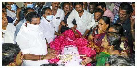 சேலத்தில் வெட்டி கொலை செய்யப்பட்ட அதிமுக பிரமுகர் சண்முகத்தின் உடலுக்கு அக்கட்சியின் பொதுச் செயலாளர் எடப்பாடி பழனிசாமி அஞ்சலி செலுத்தினார். | படங்கள்: எஸ். குரு பிரசாத்