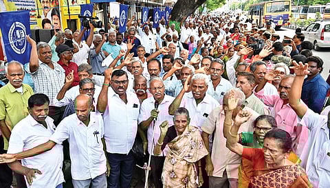 போக்குவரத்து ஓய்வூதியர்களுக்கு, அரசு வழங்க வேண்டிய நிலுவைத் தொகைகளை வழங்கக் கோரி தமிழ்நாடு அரசு போக்குவரத்துக்கழக ஓய்வுபெற்றோர் நல அமைப்பின் தலைவர் டி.குருசாமி தலைமையில், சென்னை பல்லவன் இல்லம் அருகே நேற்று ஆர்ப்பாட்டம் நடைபெற்றது. இதில், அமைப்பின் பொதுச்செயலாளர் கே.வீரராகவன், பொருளாளர் எஸ்.ஆதிமூலம் உள்ளிட்டோர் கலந்து கொண்டனர் .
| படம்: ம.பிரபு |