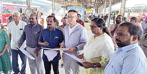 கோவை உக்கடத்தில் மெட்ரோ ரயில் திட்டப் பணிகள் தொடர்பாக நேற்று ஆய்வு மேற்கொண்ட அதிகாரிகள். படம்: ஜெ.மனோகரன்