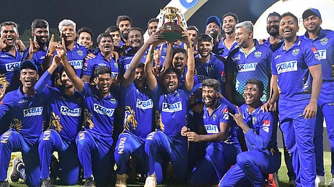 கடந்த ஆண்டுக்கான தமிழ்நாடு பிரீமியர் லீக் 2023 (TNPL) கோப்பையுடன் லைகா கோவை கிங்ஸ்