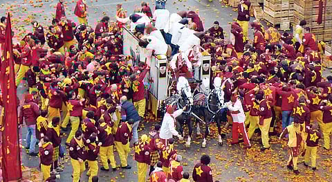 விநோதக் கொண்டாட்டம்: ஆரஞ்சுப் போர்!