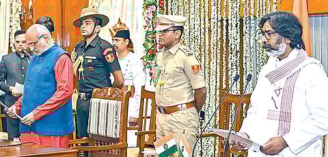 ஜார்க்கண்ட் முதல்வராக ஹேமந்த் சோரன் நேற்று மீண்டும் பதவியேற்றார். ராஞ்சியில் உள்ள ராஜ்பவனில் ஆளுநர் சி.பி. ராதாகிருஷ்ணன் அவருக்கு பதவிப் பிரமாணம் செய்து வைத்தார்.படம்: பிடிஐ