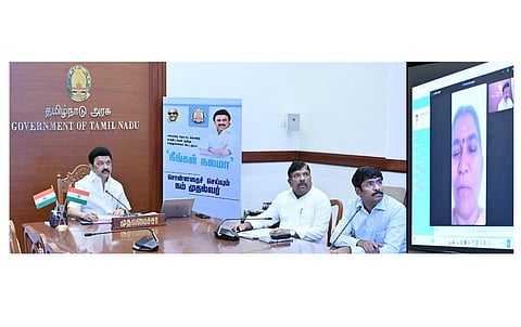 தலைமை செயலகத்தில், ‘நீங்கள் நலமா’ திட்டத்தில் பயனாளிகளுடன் காணொலியில் உரையாடிய முதல்வர் ஸ்டாலின். உடன், முதல்வரின் செயலர் நா.முருகானந்தம், முதல்வரின் முகவரி துறை சிறப்பு அலுவலர் த.மோகன்.