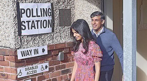 பிரிட்டனின் யார்க்ஷயரை அடுத்த ரிச்மாண்ட் பகுதியில் உள்ள ஒரு வாக்குச் சாவடியில் பிரதமர் ரிஷி சுனக் தனது மனைவி அக்சதா மூர்த்தியுடன் நேற்று வாக்களித்தார். படம்: பிடிஐ