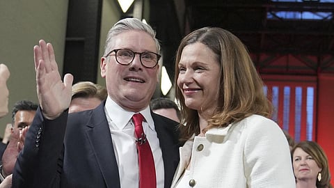 தேர்தல் வெற்றியை அடுத்து மனைவியுடன் தொண்டர்களைச் சந்தித்த கீர் ஸ்டார்மர்